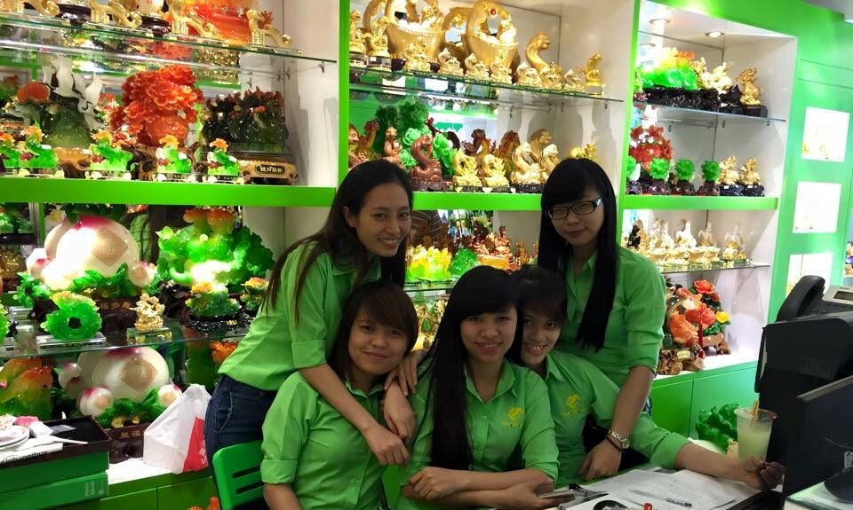 Đội ngũ tư vấn Thế Giới Phong Thủy đồng phục xanh - hỗ trợ đối tác cả nước 8h-22h tại tổng kho sỉ