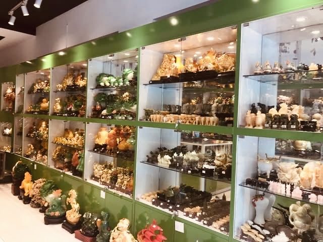 Kệ trưng bày tượng đá phong thủy cao cấp loại 1 - jade ngọc bích, tượng Quan Âm, linh vật đá quý tại tổng kho sỉ Thế Giới Phong Thủy