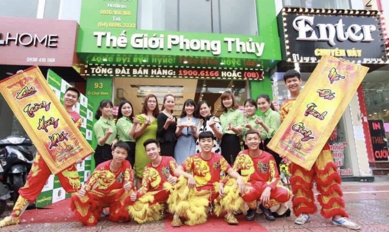 Lễ khai trương cửa hàng phong thủy đối tác Thế Giới Phong Thủy - múa lân, đồng phục xanh, không khí lễ hội truyền thống Việt Nam
