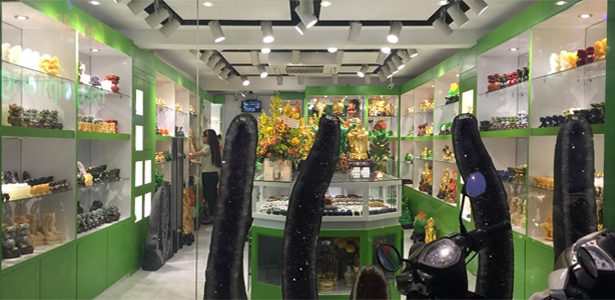 Tổng kho sỉ Thế Giới Phong Thủy 68 Thạnh Lộc - kệ trưng bày 5000+ vật phẩm phong thủy với ngà voi linh vật + tượng đá quý cao cấp loại 1